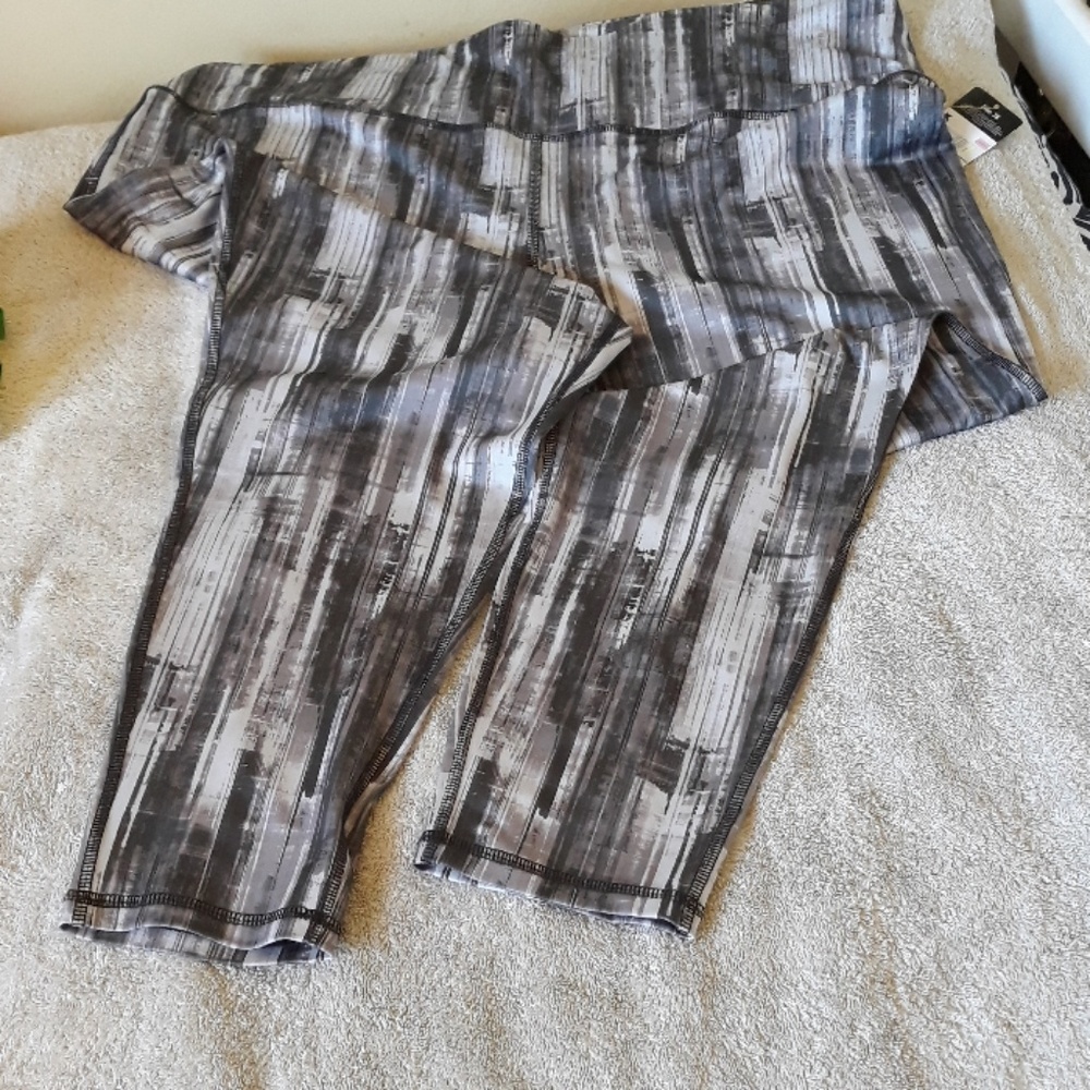 NWT's Everlast workout leggings. - Picture 3 of 3